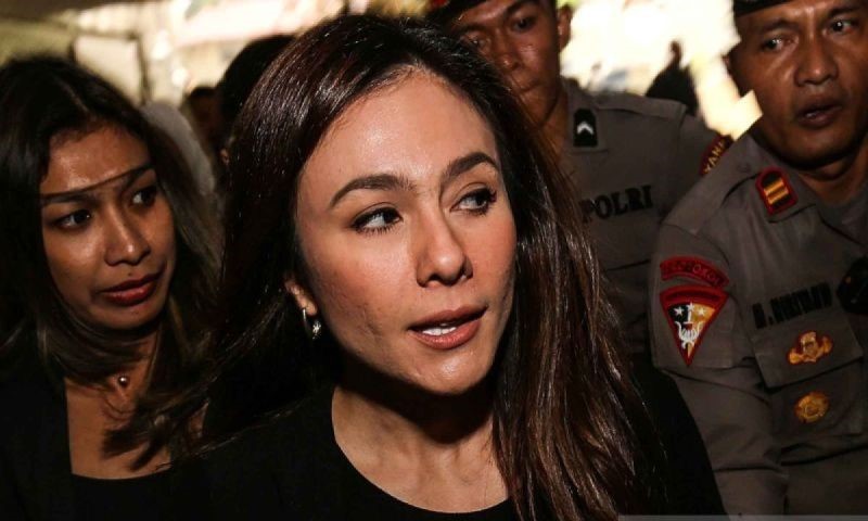 Aktris Wulan Guritno (kiri) berjalan menuju ruang pemeriksaan setibanya di Gedung Bareskrim Polri, Jakarta, Kamis (14/9/2023). (foto:gemapos/ant)